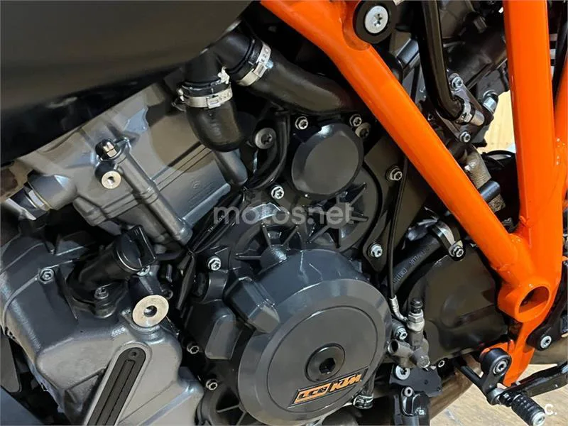 KTM 1290 Super Duke GT – Vista 36