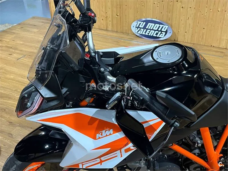 KTM 1290 Super Duke GT – Vista 50