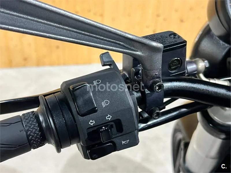 Ducati Monster 695 – Vista 52