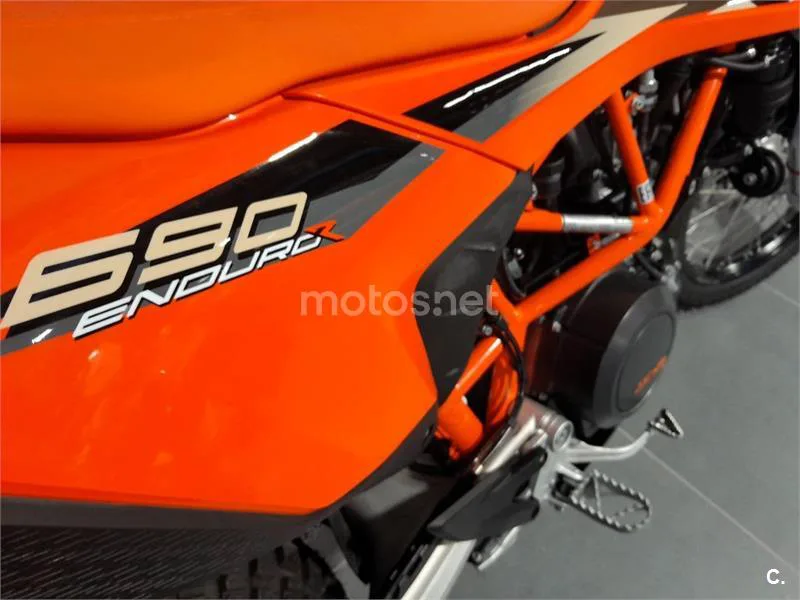 KTM 690 Enduro R – Vista 3