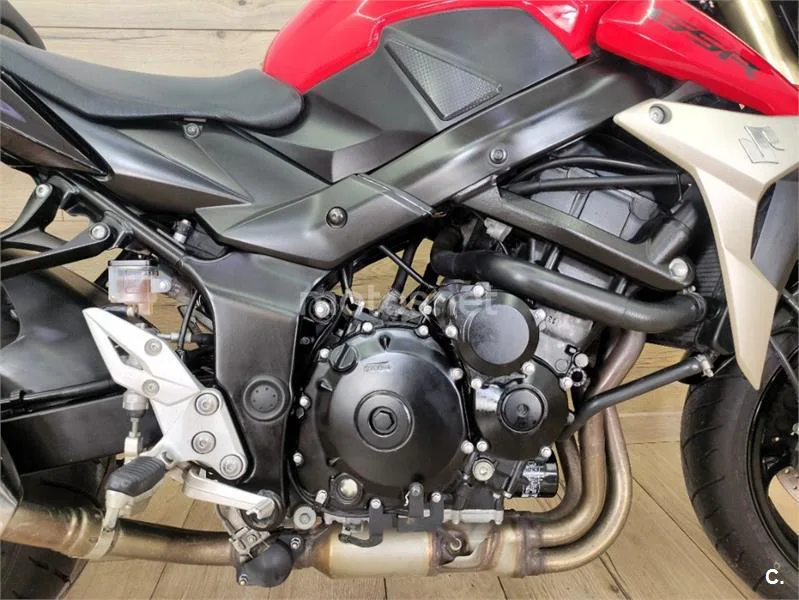 Suzuki GSR 750 – Vista 11