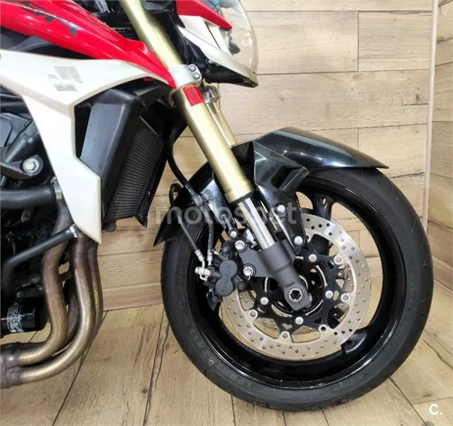 Suzuki GSR 750 – Vista 12