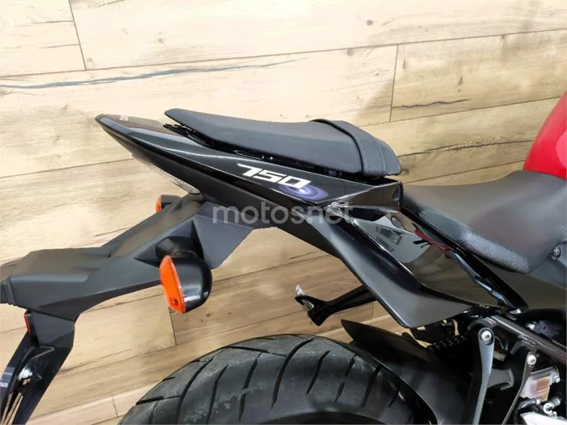 Suzuki GSR 750 – Vista 13