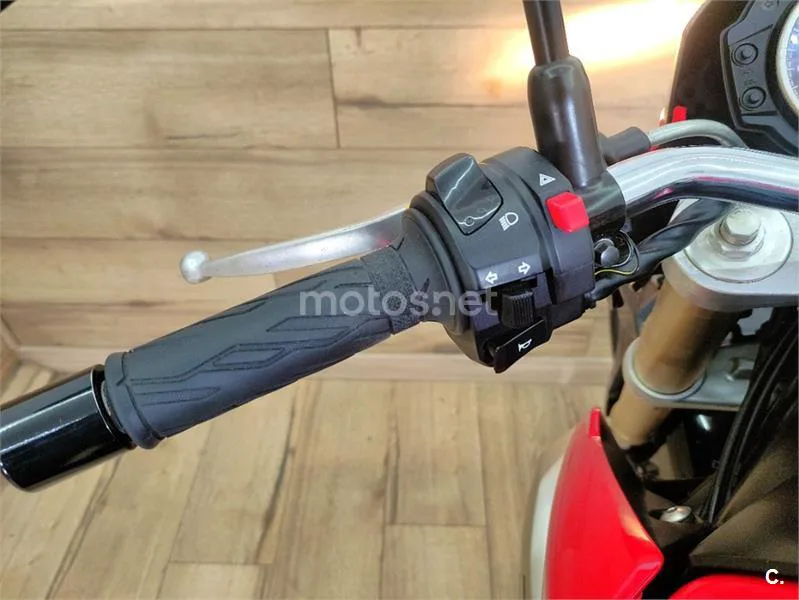 Suzuki GSR 750 – Vista 15