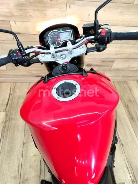 Suzuki GSR 750 – Vista 16