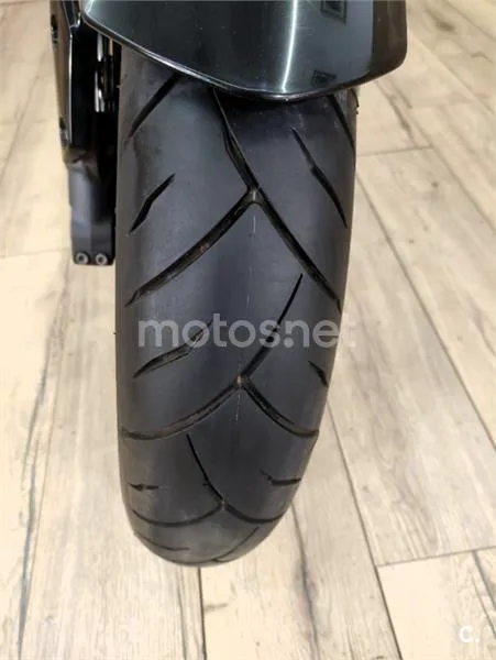 Suzuki GSR 750 – Vista 19