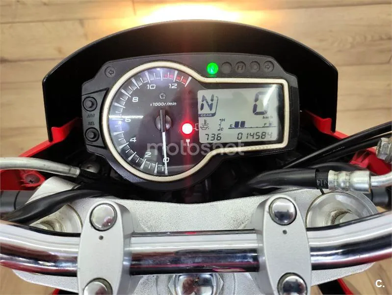 Suzuki GSR 750 – Vista 5