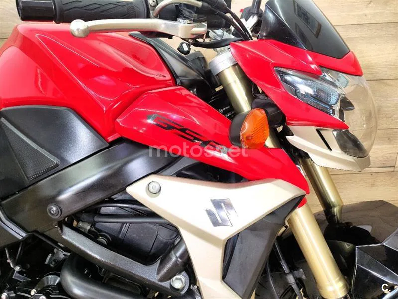 Suzuki GSR 750 – Vista 6