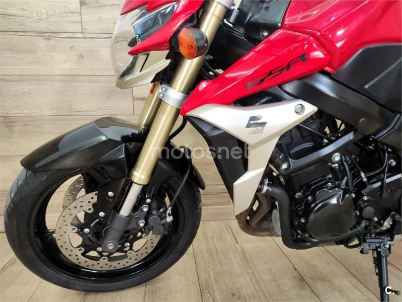 Suzuki GSR 750 – Vista 7