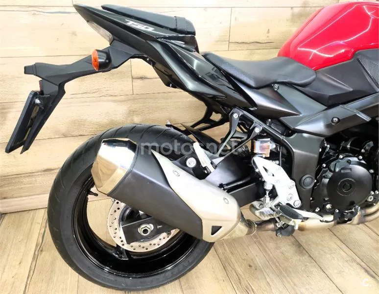 Suzuki GSR 750 – Vista 8