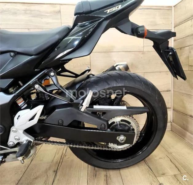 Suzuki GSR 750 – Vista 10