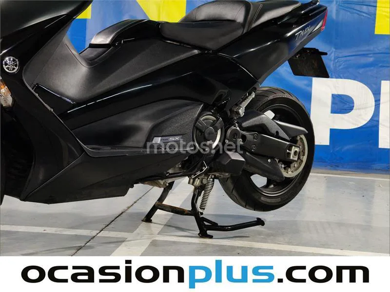 Yamaha TMAX – Vista 16