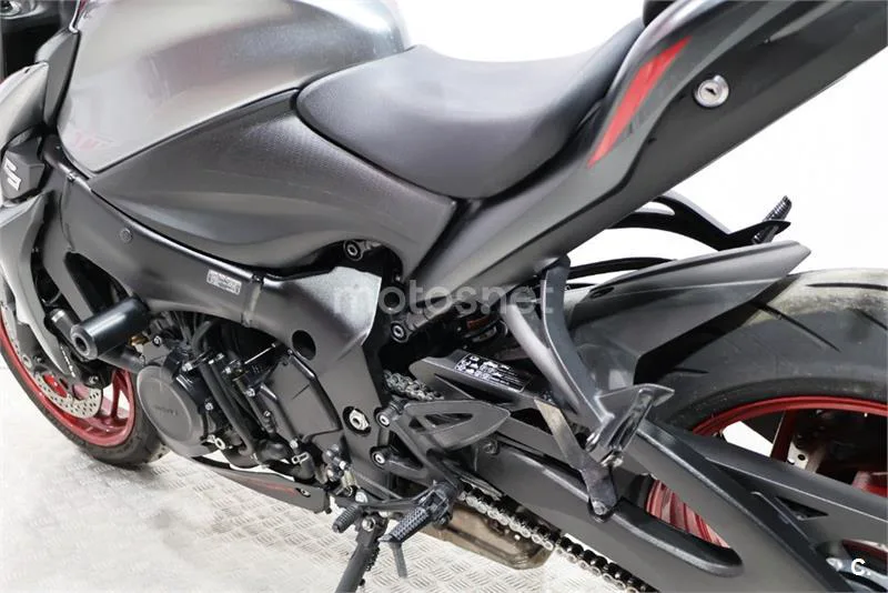Suzuki GSX-S – Vista 14