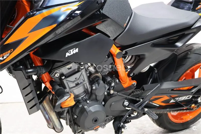 KTM 890 – Vista 13