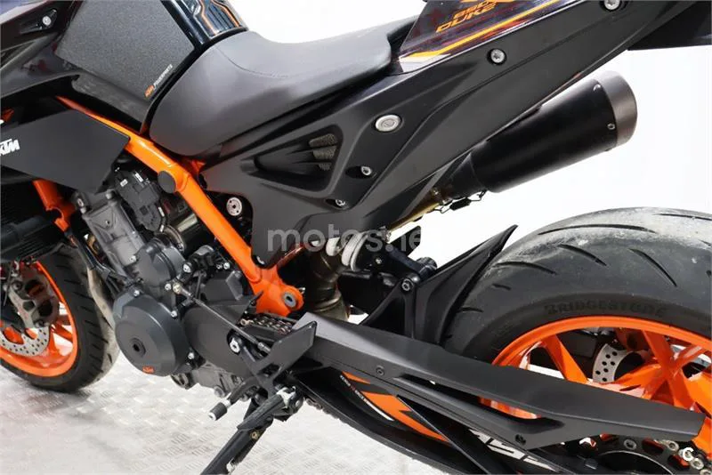 KTM 890 – Vista 14