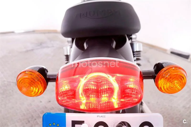 Triumph Bonneville T100 – Vista 15