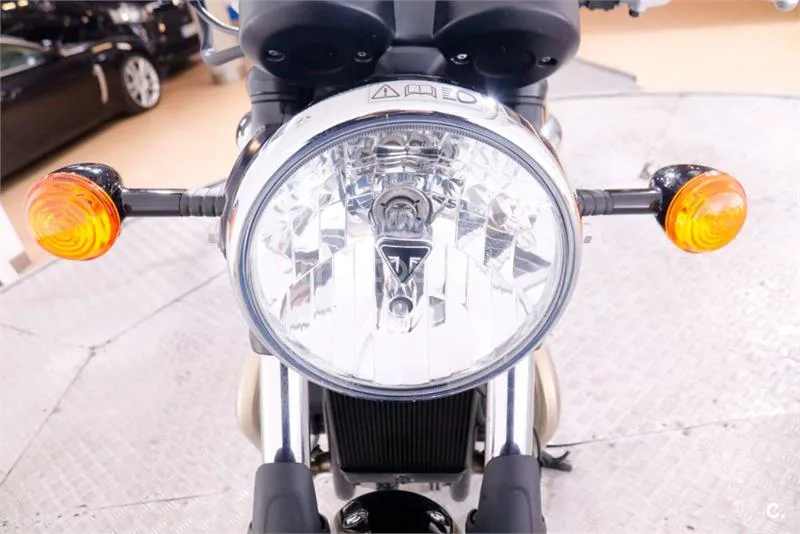 Triumph Bonneville T100 – Vista 16