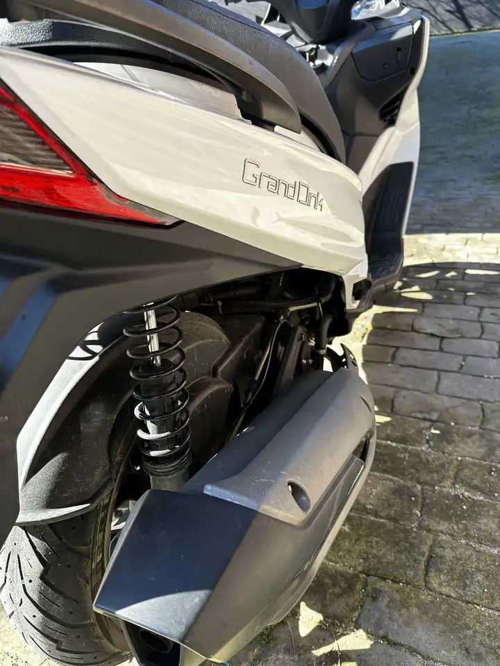 Kymco Grand Dink 300 – Vista 8