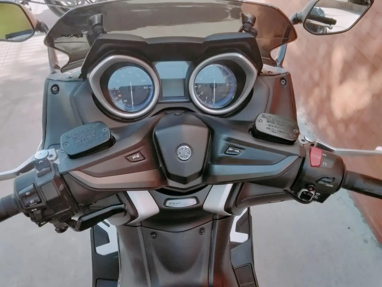 Yamaha TMAX SX – Vista 9