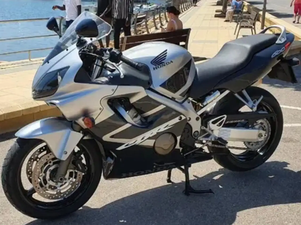 Honda CBR 600 – Vista 7