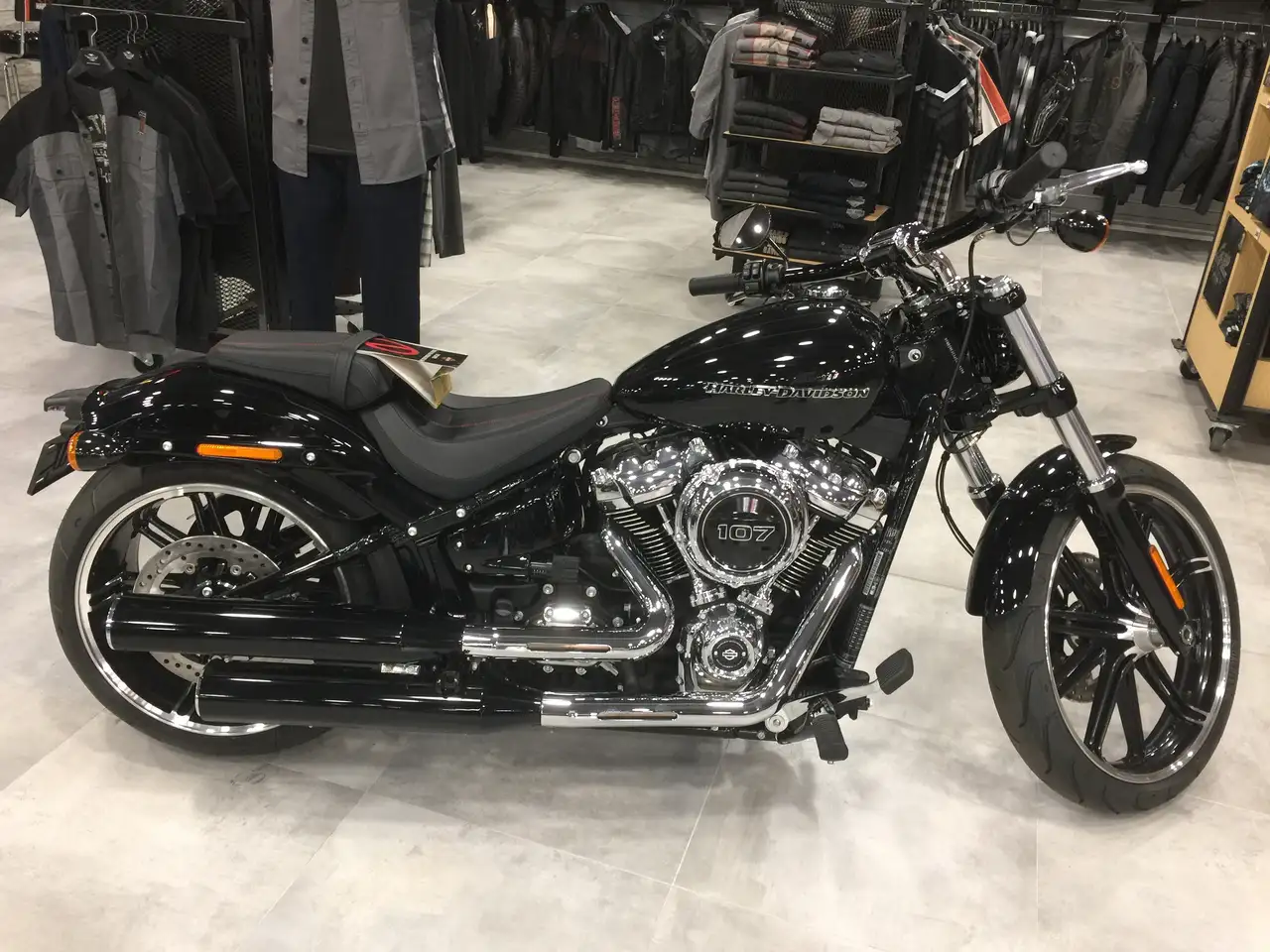 Harley-Davidson Breakout - Vista 14