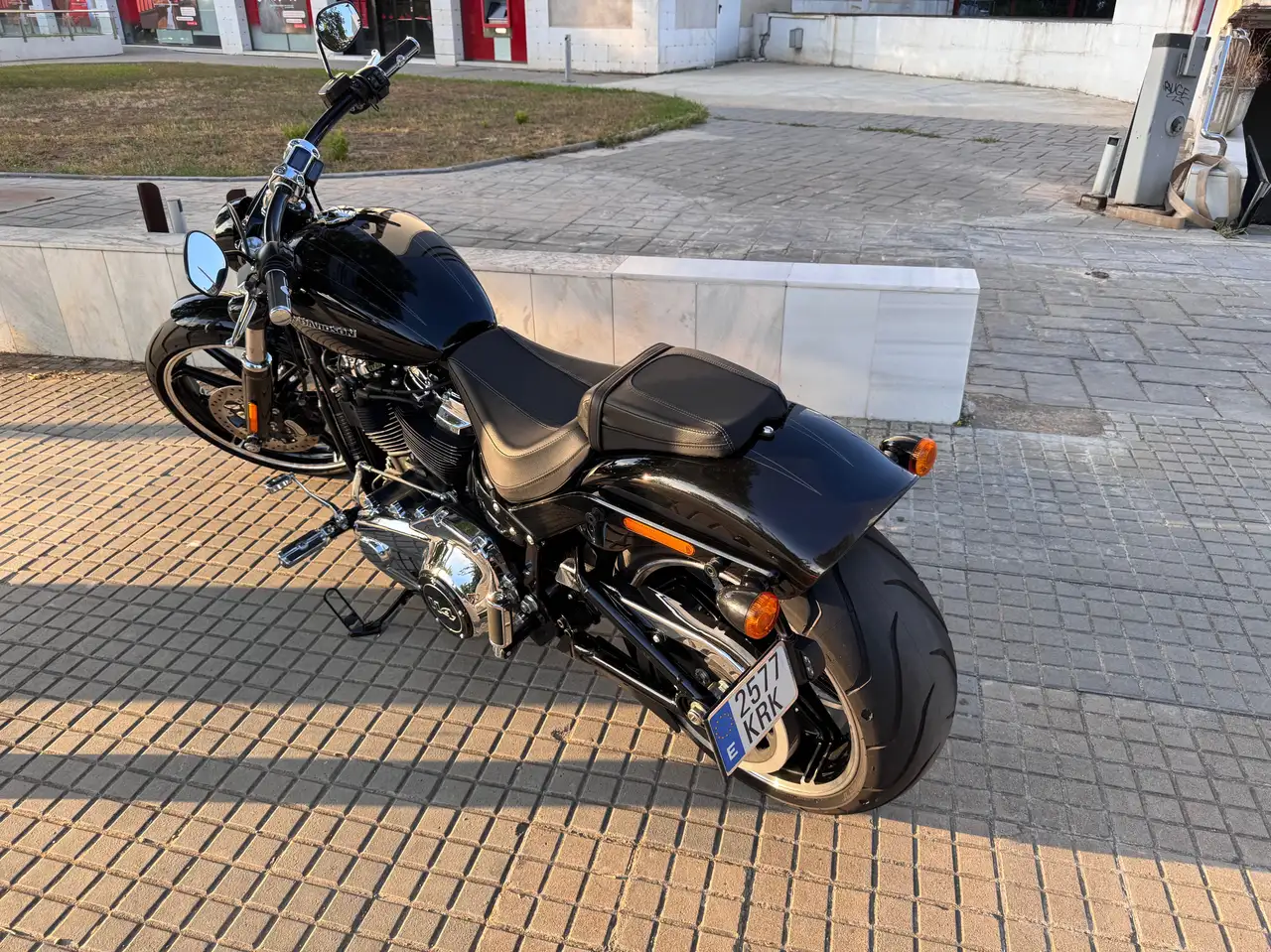 Harley-Davidson Breakout - Vista 6