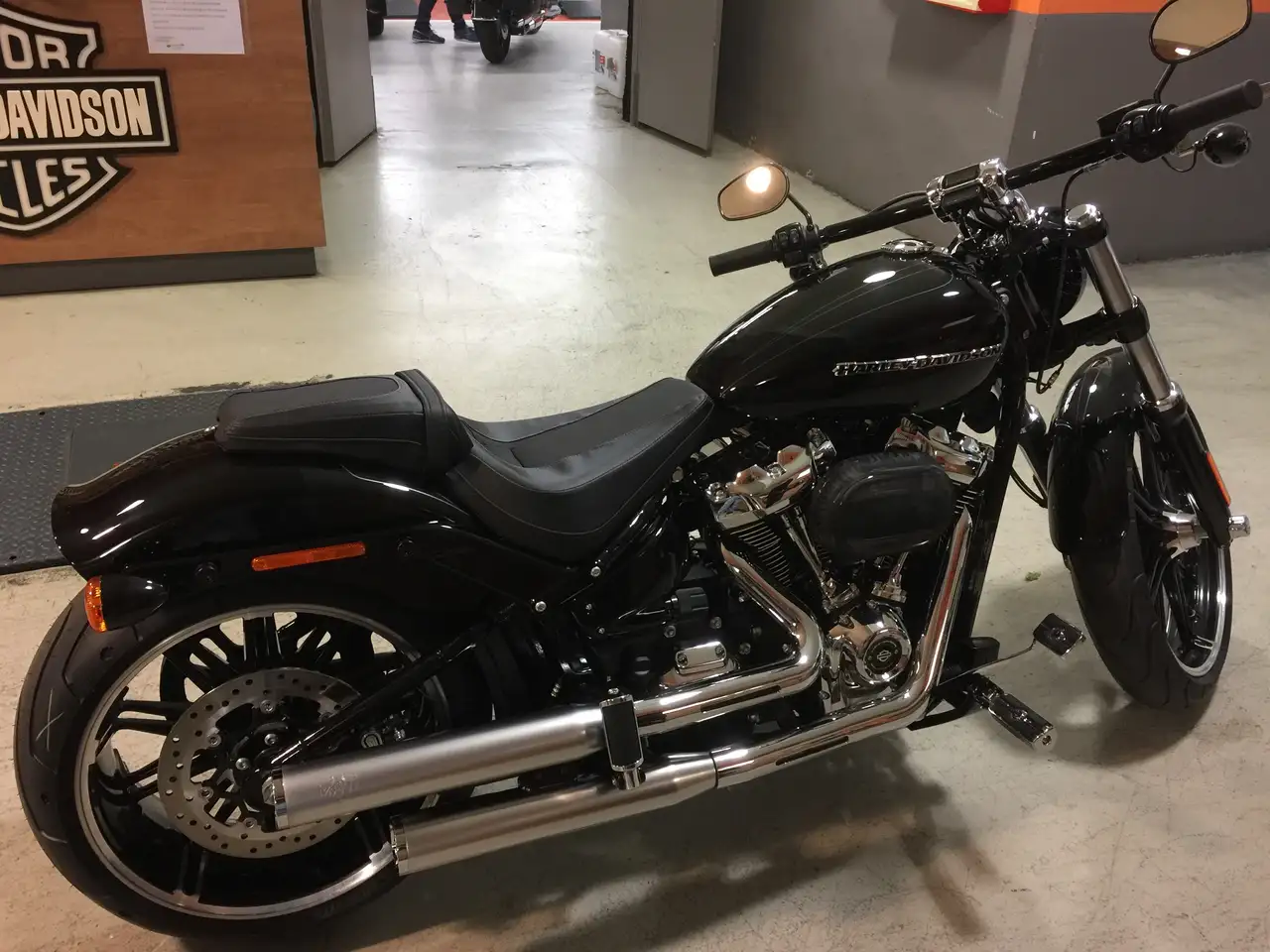Harley-Davidson Breakout - Vista 10
