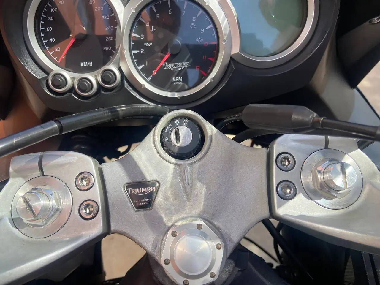 Triumph Sprint ST – Vista 14