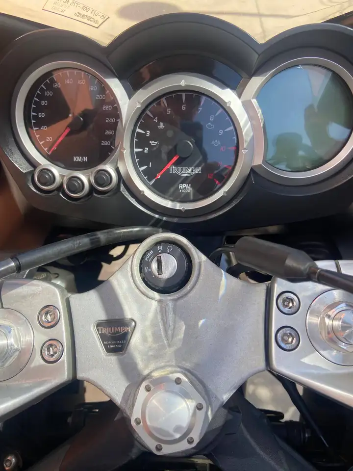 Triumph Sprint ST – Vista 3