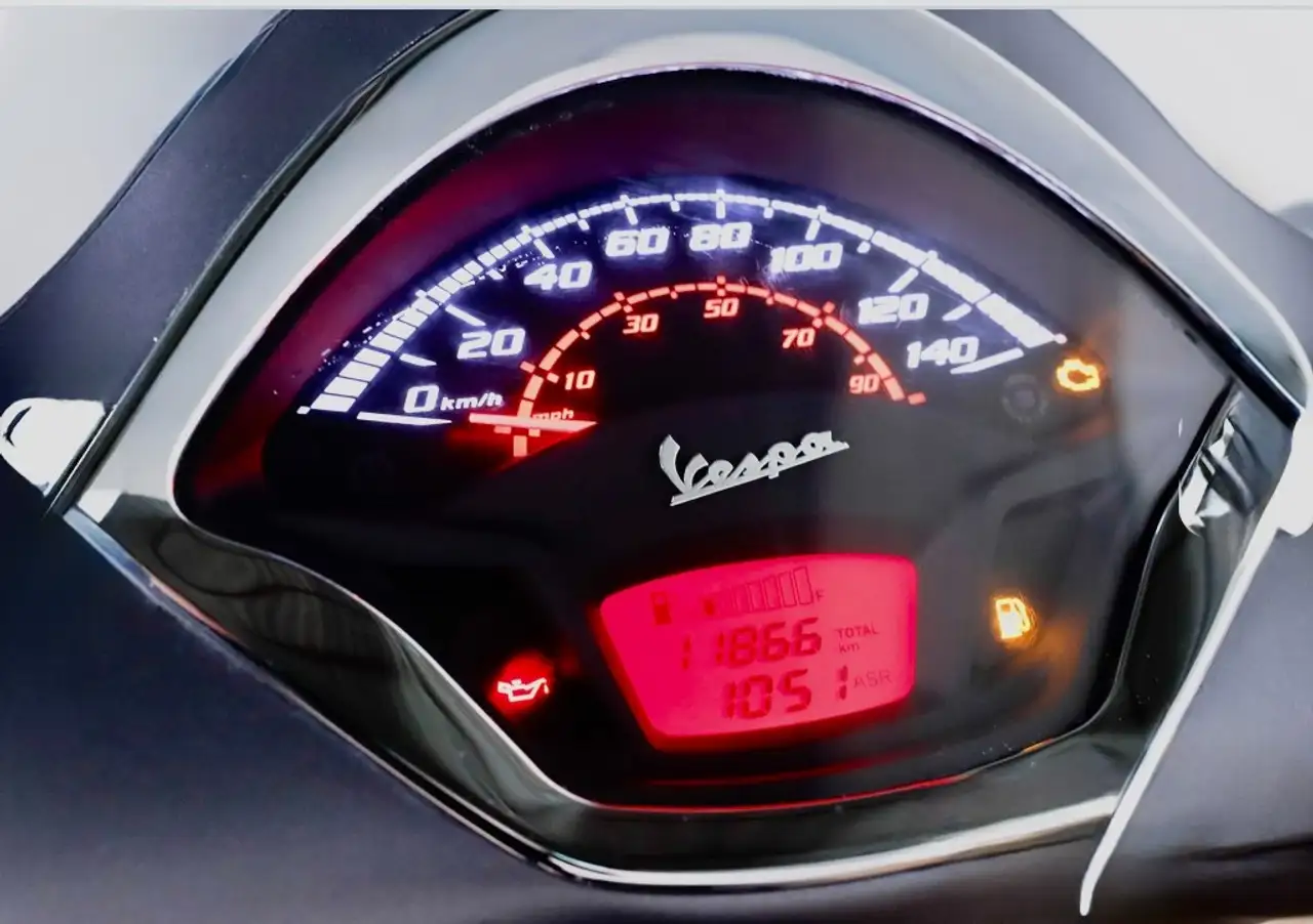 Vespa GTS Super 300 - Vista 3