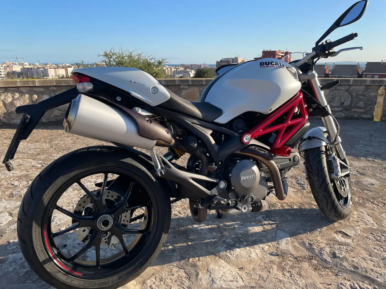 Ducati Monster 796 – Vista 2