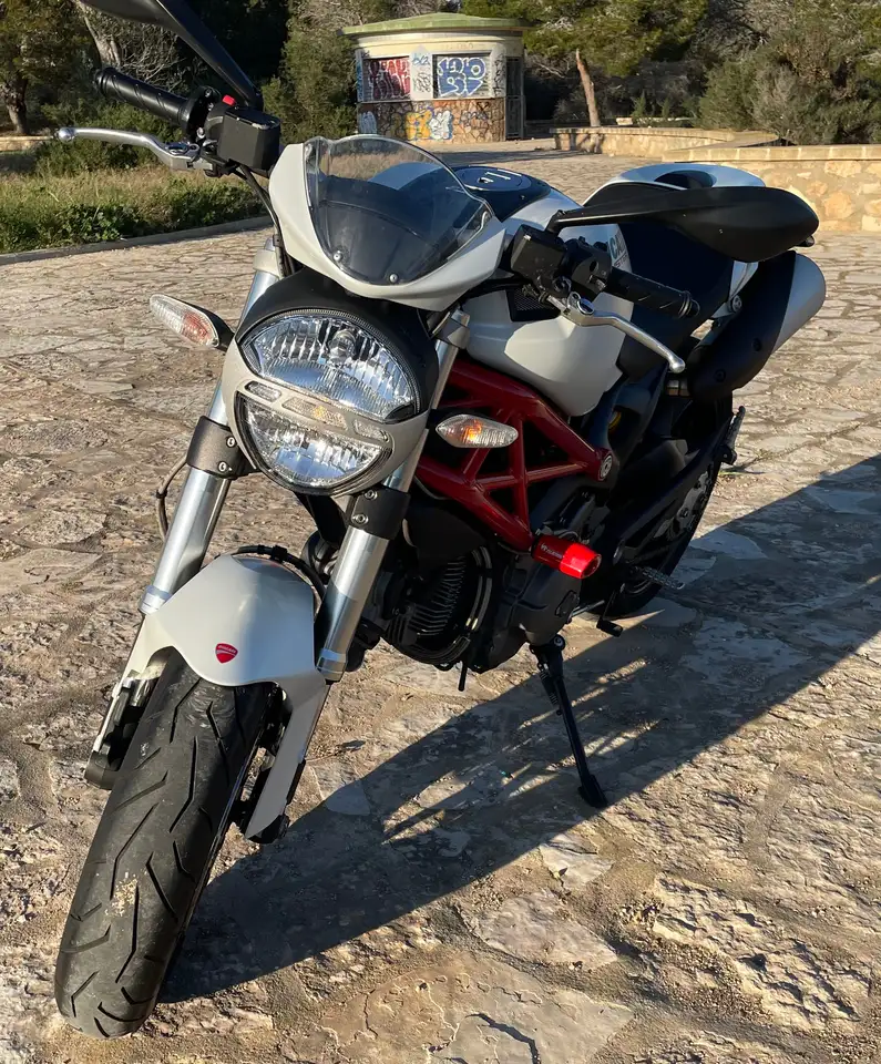 Ducati Monster 796 – Vista 4