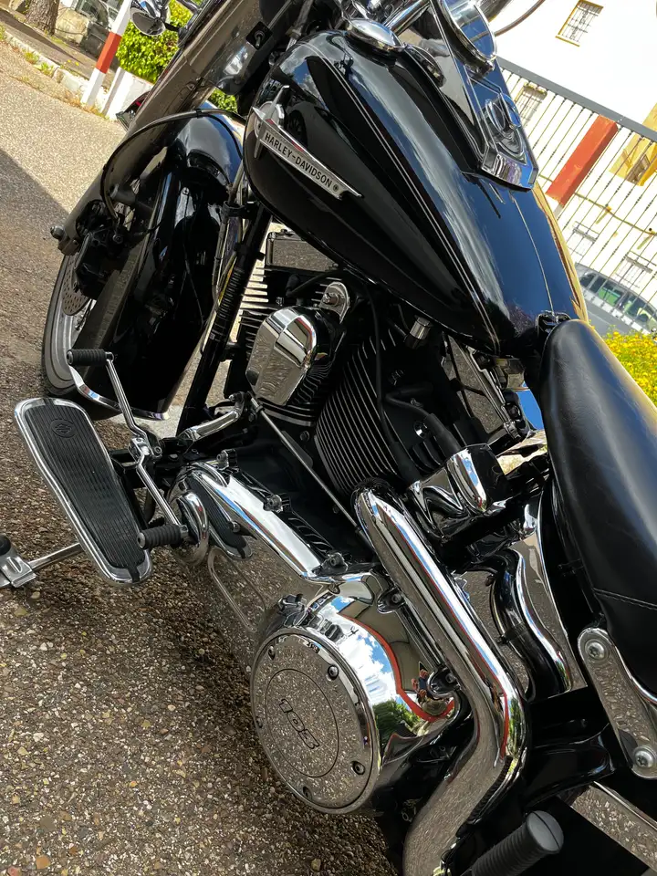 Harley-Davidson Softail Deluxe – Vista 3