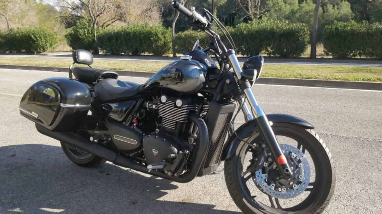 Triumph Thunderbird Storm – Vista 3