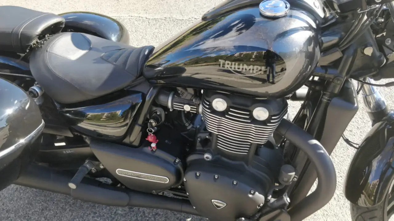 Triumph Thunderbird Storm – Vista 4