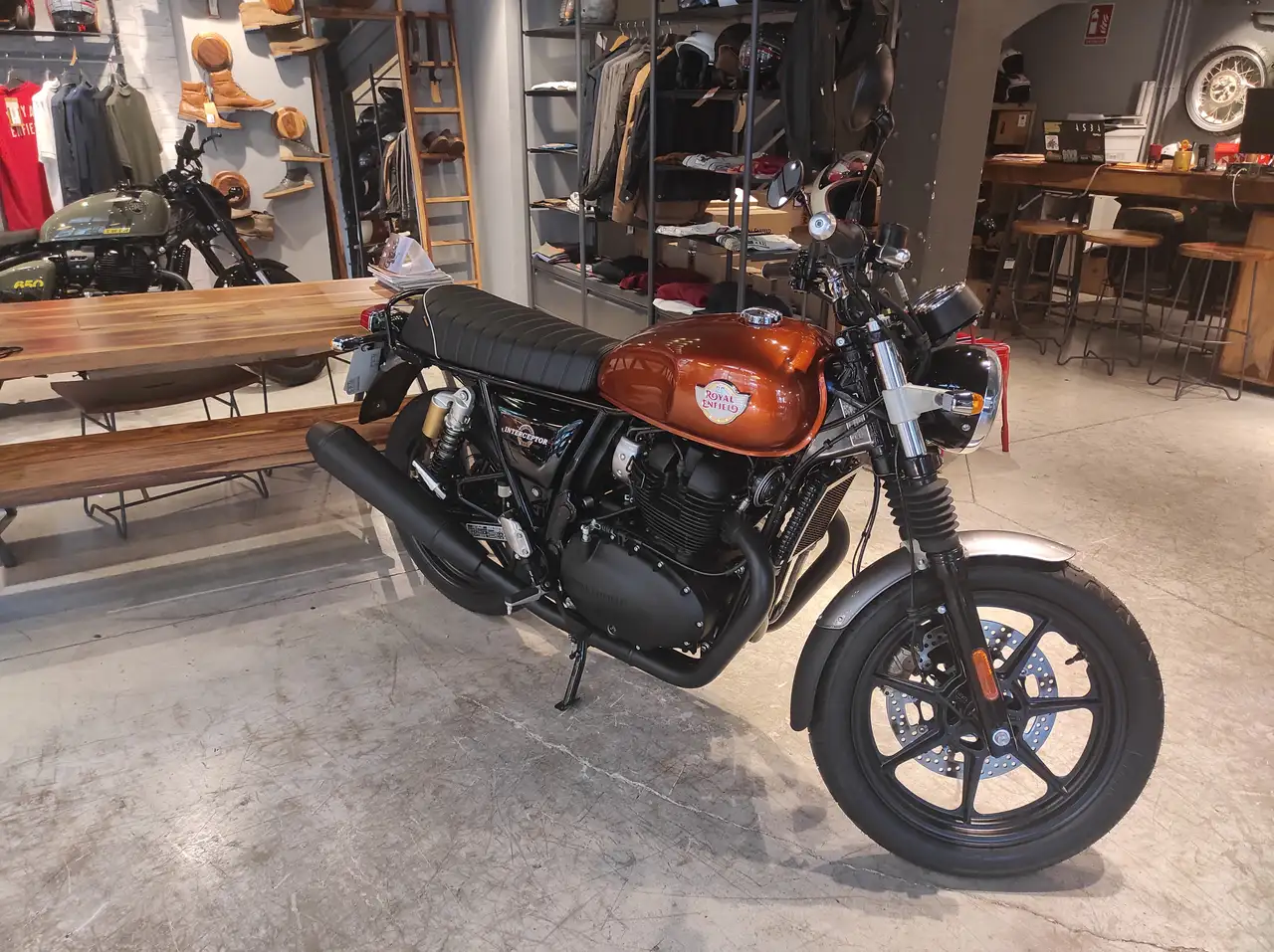 Royal Enfield Interceptor – Vista 2