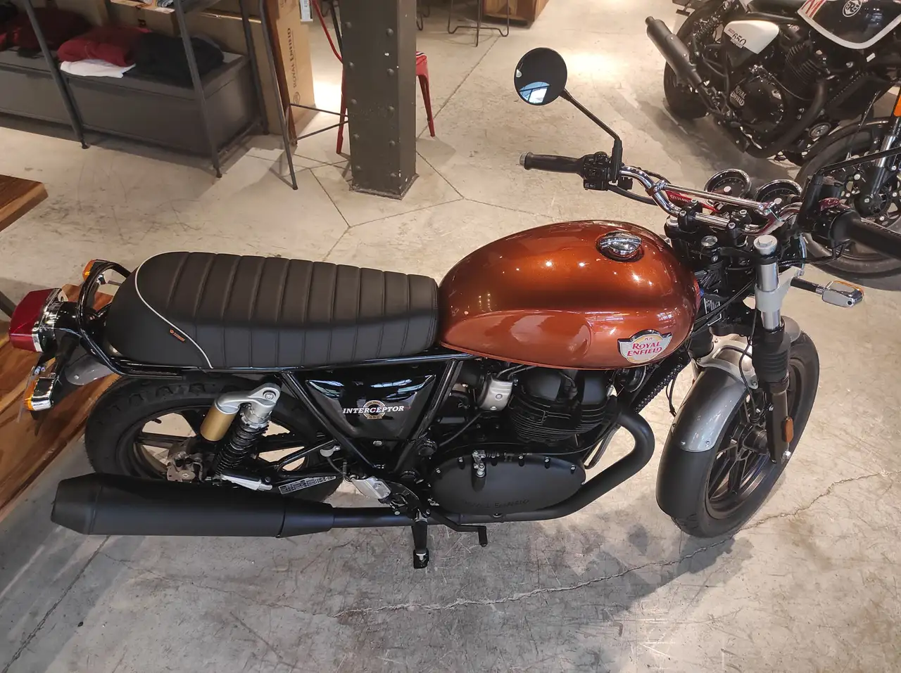 Royal Enfield Interceptor – Vista 3