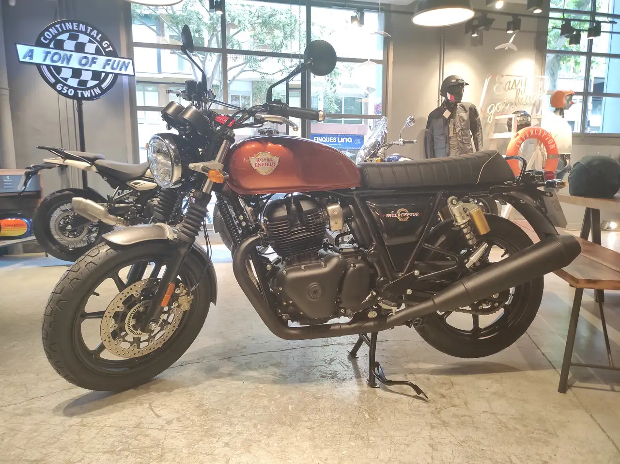 Royal Enfield Interceptor – Vista 4
