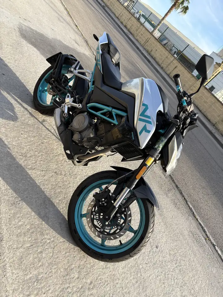 CFMOTO 400NK – Vista 3