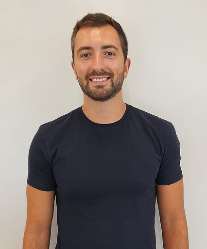 Diogo Fonseca wearing a t-shirt and facing the camera Diogo Fonseca wearing a t-shirt and facing the camera