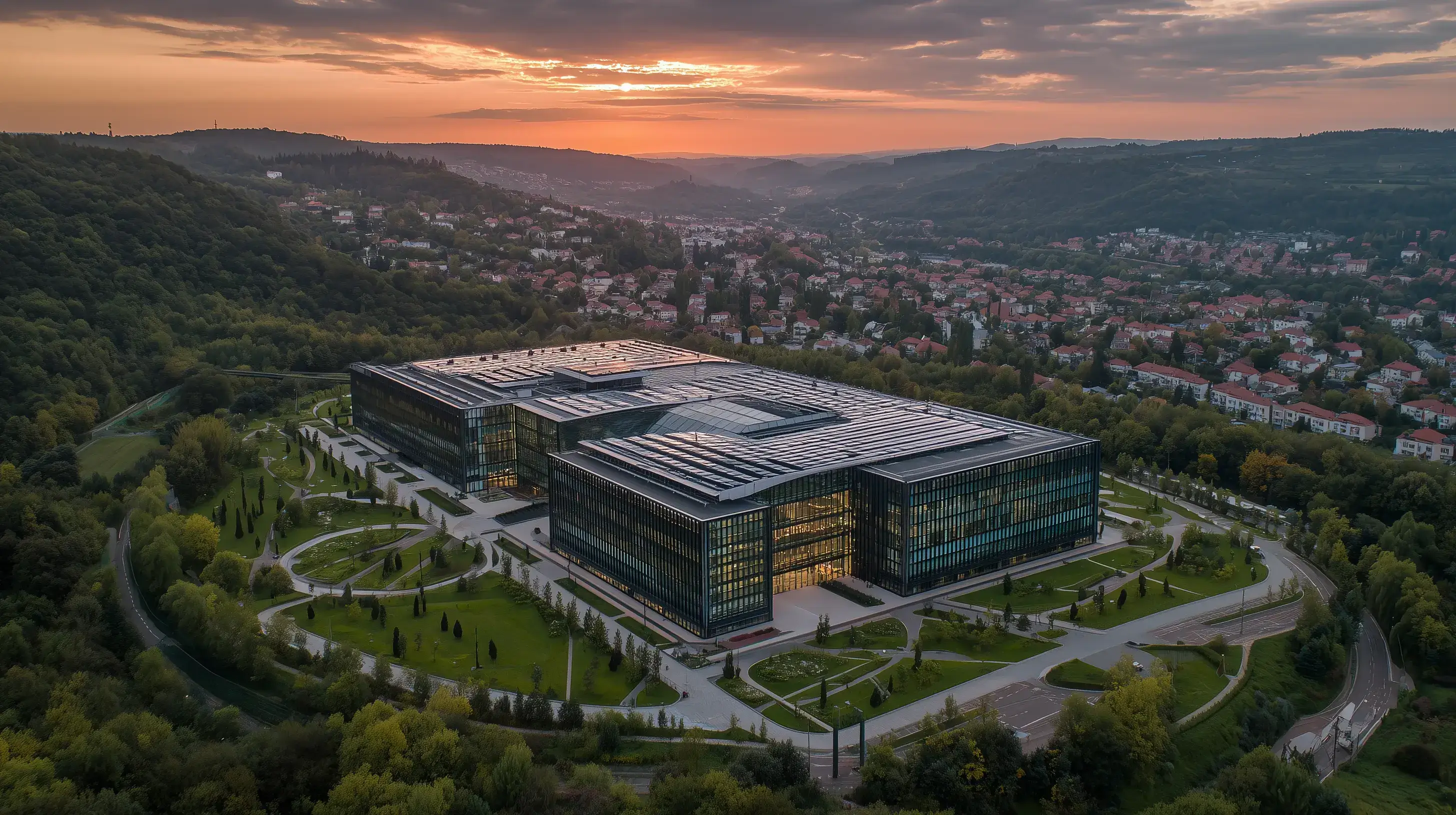 Fotografie datového centra uprostřed zeleně, symbolizující udržitelnost a přínos pro komunitu.
