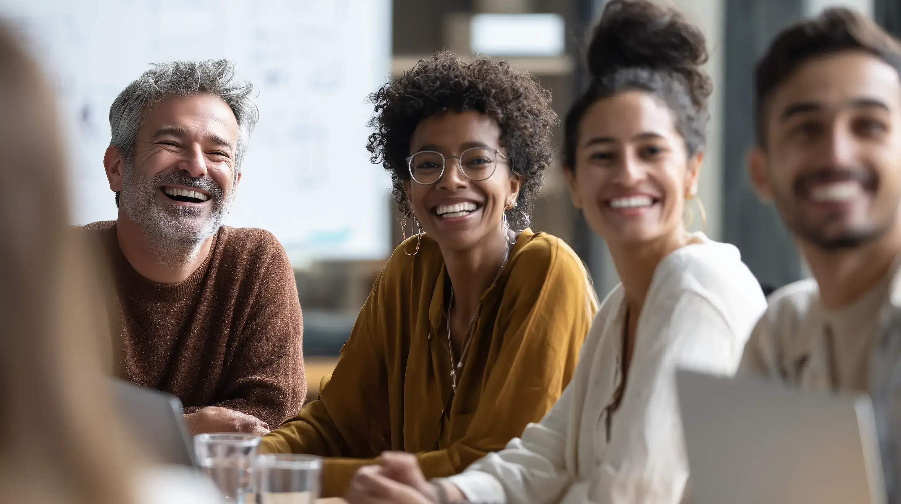 Skupina různorodých zaměstnanců spolupracujících u stolu, symbolizující důvěru.