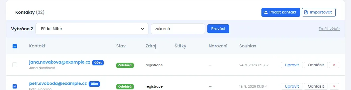 Lišta hromadných akcí se dvěma vybranými kontakty, akcí Přidat štítek a tlačítkem Provést
