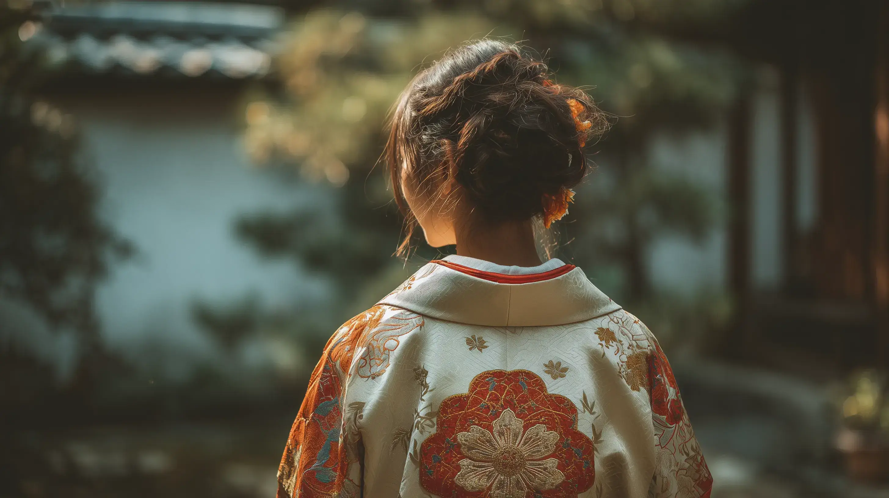 Detailní fotografie tradičního japonského mon s květinovým motivem na látce.