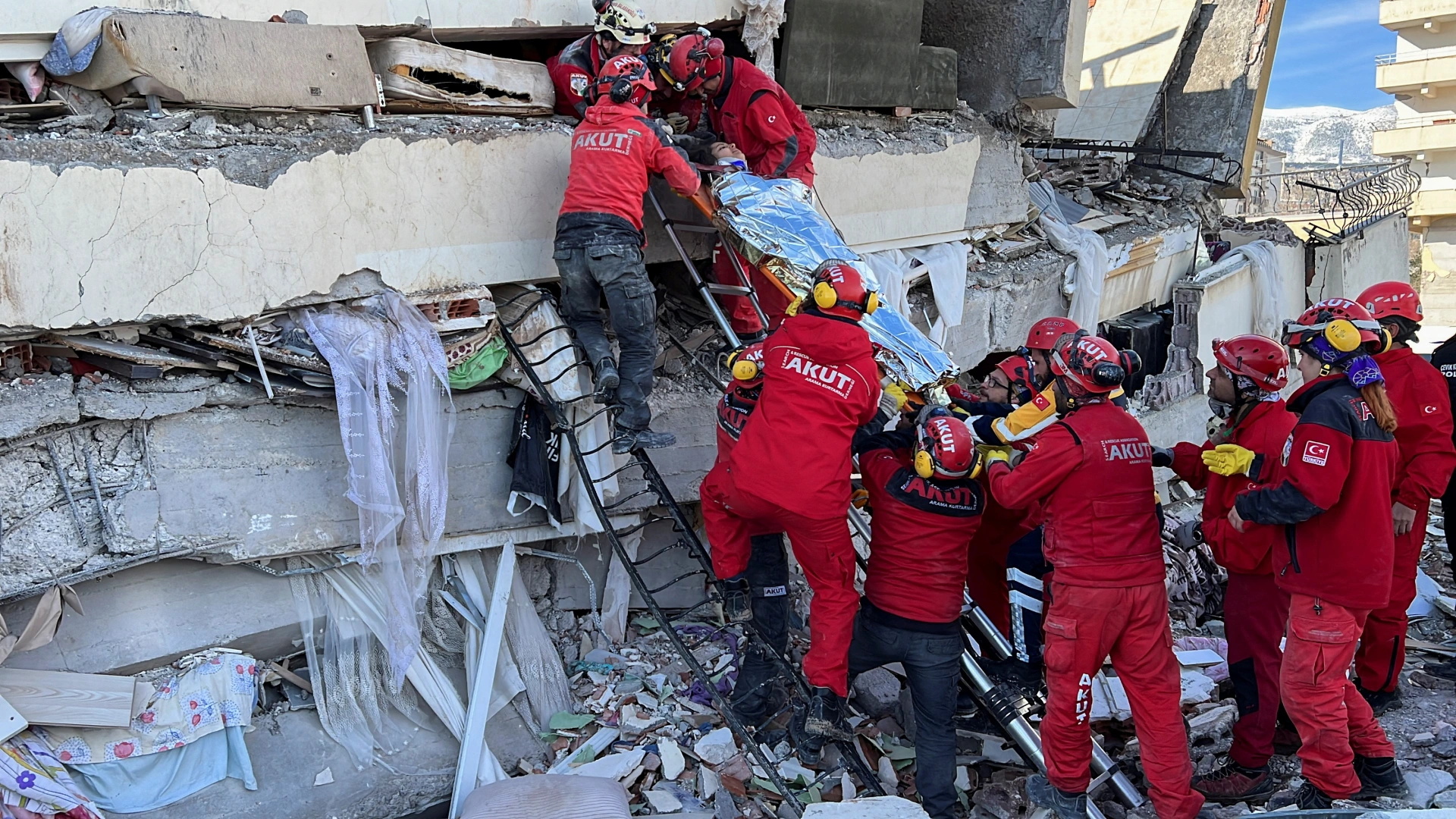 turkish leader admits shortcomings as earthquake toll tops 15000