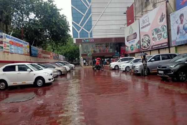 2nd day of IT raid on popular tamilnadu textile stores