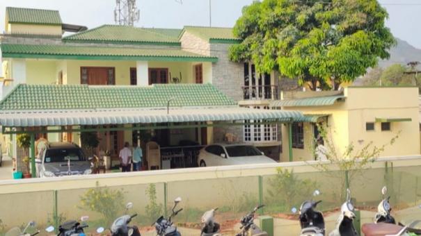 dvac conducting raid in sp velumani house