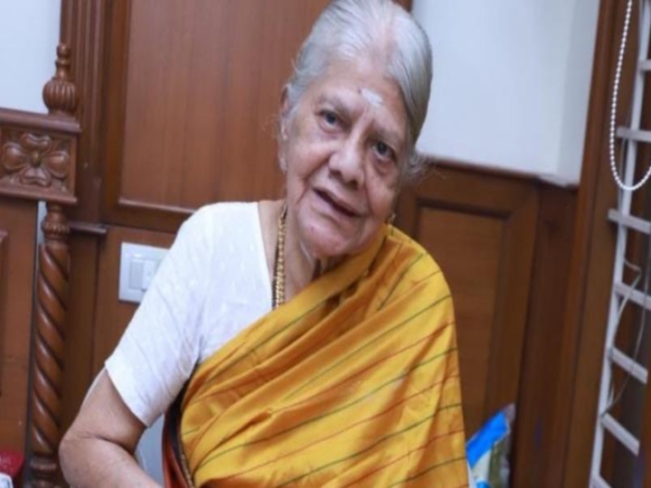 o panneerselvam holds his mother leg and cry
