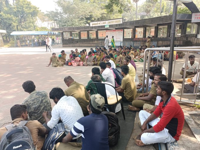 Vandalur park workers protest for 3rd day