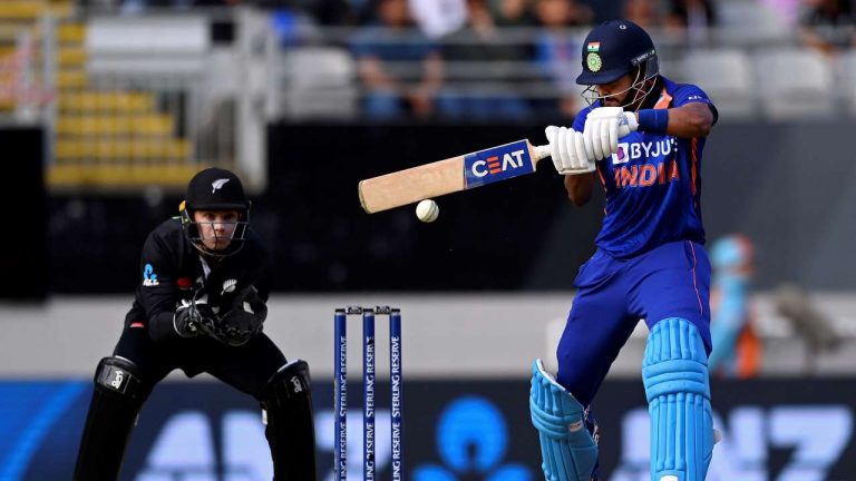 india score 306 runs against newzealand